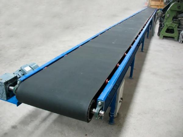 Рольганг с конвейерной лентой